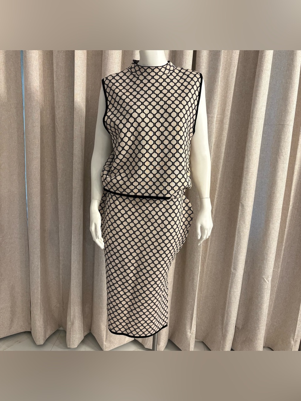 Chérie Collette knitwear set SZ L 70% viscos sleeveless, pencil skirt